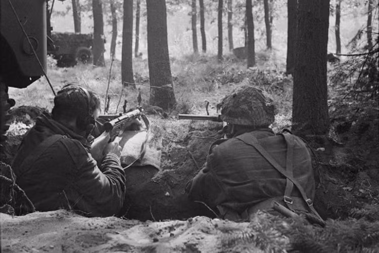 Hai lính dù Anh bám trụ công sự để bảo vệ sở chỉ huy lữ đoàn, vào ngày 18/9/1944, trong trận chiến Arnhem.