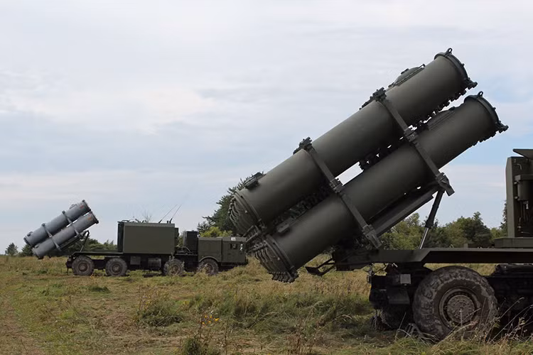 Và mới đây như một phần của cuộc tập trận Zapad-2017, các đơn vị phòng vệ bờ biển Nga đã một lần nữa chứng minh khả năng của các tổ hợp Bal-E khi cho phóng một loạt tên lửa chống hạm Kh-35 tấn công các mục tiêu giả định trên Biển Baltic. Nguồn ảnh: Bộ Quốc phòng Nga.