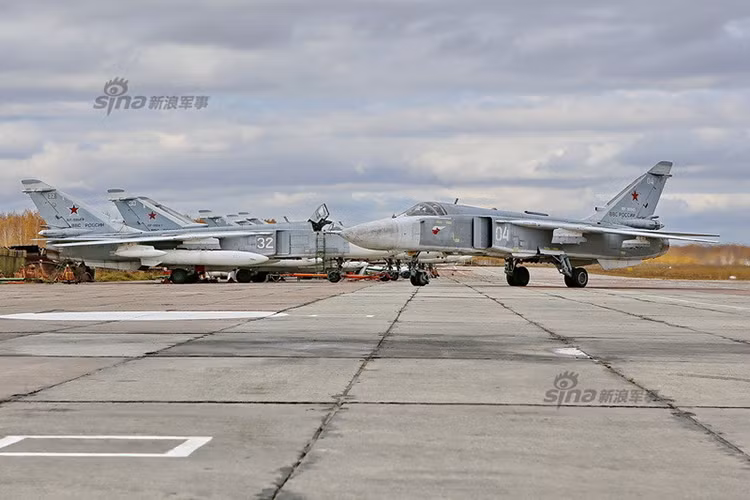 Ngay từ đầu các chiến dịch không kích, phi đội Su-24M2 của Nga tại Syria đã hoạt động gần như hết 100% công suất và chỉ với 12 chiếc máy bay họ phải tham chiến ở mọi ngõ ngách trên chiến trường. Hàng chục phi vụ xuất kích mỗi ngày là điều quá đỗi bình thường đối với Su-24M2 tại căn cứ Khmeimim. Nguồn ảnh: Sina.