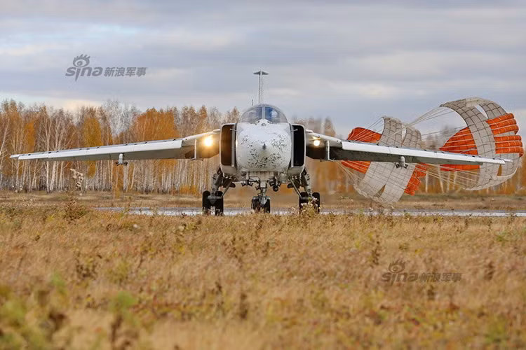 Trước đó vào ngày 24/11/2015, một chiếc Su-24M2 của Nga bị bắn hạ bởi một chiếc tiêm kích F-16 của Thổ Nhĩ Kỳ khi đang hoạt động trong không phận Syria gần khu vực biên giới Syria-Thổ Nhĩ Kỳ. Đây cũng là chiếc Su-24M2 đầu tiên mà Nga mất ở Syria chỉ hai tháng sau tham chiến. Nguồn ảnh: Sina.