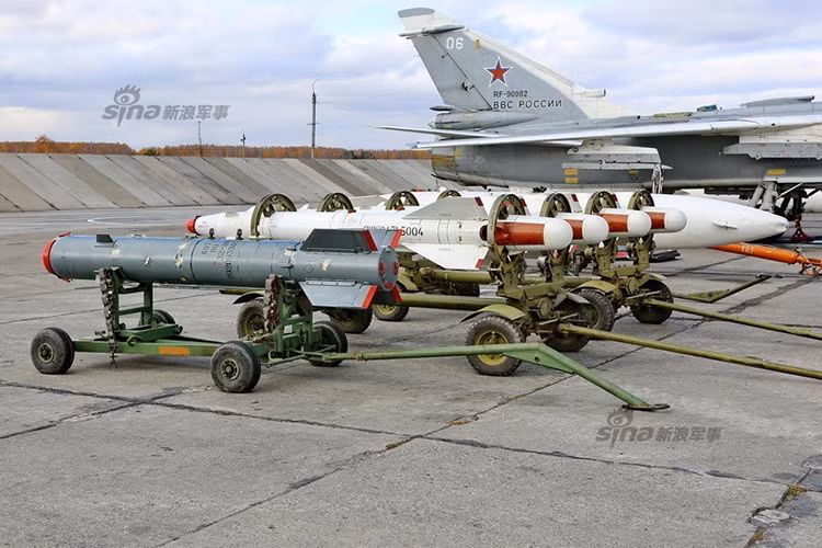 Vũ khí của Su-24 bao gồm 1 pháo chính 23 mm GSh-6-23 với cơ số đạn lên tới 500 viên, ngoài ra máy bay còn mang theo được tới 8 tấn vũ khí dưới 9 giá treo. Dù đã hơn 40 năm tuổi, Su-24 vẫn có thể triển khai các loại bom thông minh hay tên lửa dẫn đường mới nhất của Không quân Nga. Nguồn ảnh: Sina.