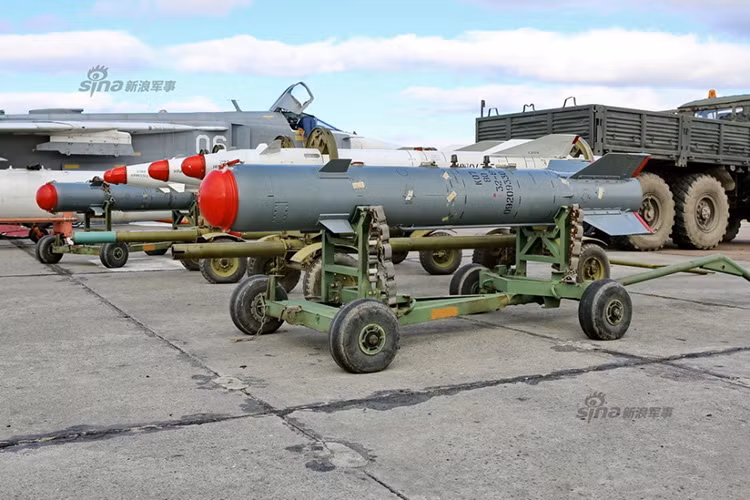 Tuy nhiên ở chiến trường Syria, Su-24 lại khá nổi tiếng với khả năng cắt bom “ngu” ở độ cao lớn những vẫn đảm bảo được độ chính xác, điều này nhờ vào một phần thiết bị đo đường đạn mới mà nó được trang bị lẫn kỹ năng của phi công Nga. Vì vậy hiếm khi Su-24 mang theo các loại vũ khí thông minh mà chỉ được trang bị vũ khí thông dụng nhưng lại mang đến hiệu quả tương đương. Nguồn ảnh: Sina.