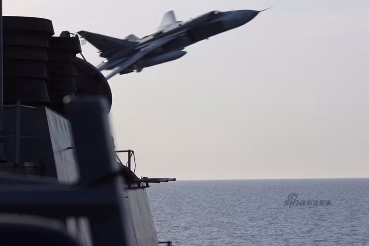 Sukhoi Su-24 (định danh NATO Fencer) là một trong những chiếc tiêm kích bom hiện đại bậc nhất của Liên xô trong những năm 1970-1980, nó cũng là chiếc máy bay đầu tiên của Liên Xô được tích hợp hệ thống điện tử dẫn đường/tấn công hiện đại bậc nhất thời bấy giờ, tương tự như trên những chiếc F-111 của Mỹ. Nguồn ảnh: Sina.