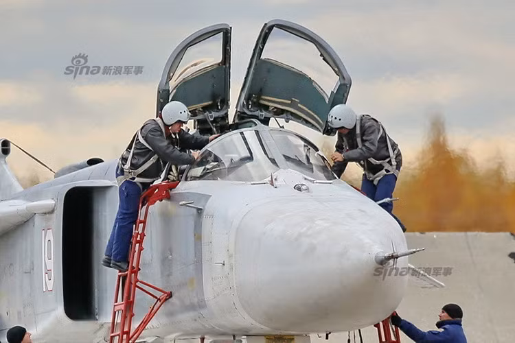 Dĩ nhiên Không quân Nga có những chiếc đấu cơ hiện đại hơn Su-24M2 nhưng việc sử dụng dòng tiêm kích bom này lại mang đến cho họ sự an toàn tối đa xét về nhiều mặt, trong khi đó khả năng tác chiến tấn công mặt đất của Su-24M2 có lẽ chỉ thua kém mỗi Sukhoi Su-34. Nguồn ảnh: Sina.