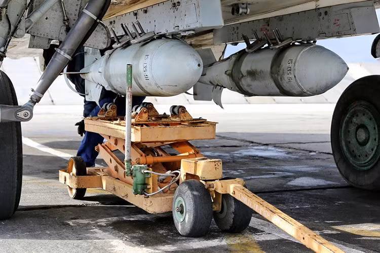 Su-24 được trang bị 2 động cơ phản lực Saturn AL-21F-3A, Su-24 có thể đạt vận tốc bay tối đa lên tới Mach 1.1 tương đương với 1340 km/h ở độ cao thấp và lên tới 1550 km/h khi bay ở độ cao lớn. Tầm bay tối đa của cường kích Su-24 lên tới 2500 km trong điều kiện bay tuần tiễu và 560 km trong điều kiện bay chiến đấu. Nguồn ảnh: Sina.