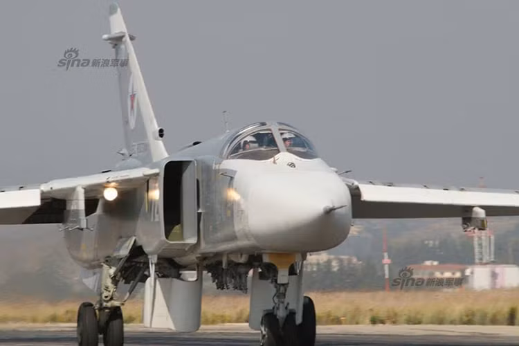Ngay trong những ngày đầu đưa quân đến Syria, Không quân Nga đã triển khai phi đội ít nhất 12 chiếc Su-24M2 tại căn cứ Khmeimim nằm ở vùng Latakia duyên hải Latakia của Syria. Và con số này cho tới thời điểm hiện tại chỉ còn 11 chiếc, khi họ mới mất thêm một chiếc Su-24M2 ngay trong ngày hôm nay do sự cố kỹ thuật. Nguồn ảnh: Sina.