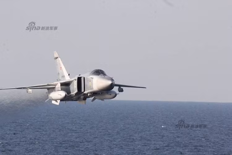 Sau khi Liên Xô tan rã Su-24 tiếp tục phục vụ trong Không quân Nga với nhiều biến thể khác nhau trong đó được biết đến nhiều nhất vẫn là Su-24M2 biến thể đang tham chiến tại Syria. Nhưng nhìn chung ở biến thể này Su-24M2 không khác các đàn anh trước của mình là mấy. Nguồn ảnh: Sina.