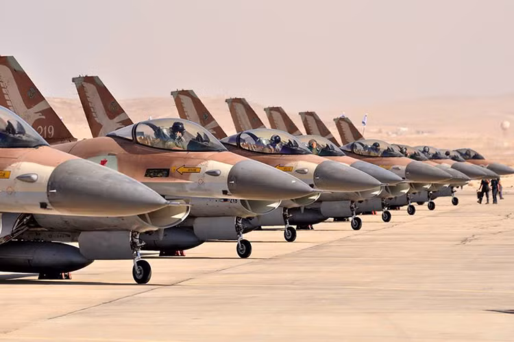 Hiện tại, IAF sở hữu trong biên chế phi đội 58 chiếc F-15 Eagle các phiên bản A/B/C/D và 25 chiếc F-15I Ra’am, cùng với đó là phi đội F-16 Fighting Falcon 224 chiếc với các phiên bản C/D/I. Chừng đó đủ cho ta thấy năng lực của Không quân Israel khi chưa có F-35I vẫn thừa sức đứng đầu Trung Đông. Nguồn ảnh: The Aviationist.