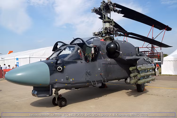 Hơn nữa, Ka-52K cũng là biến thể trực thăng tấn công hải quân đầu tiên của Nga được trang bị tổ hợp radar tác chiến độc lập với tổ hợp radar mảng pha quét chủ động Zhuk-A, tương tự như trên các biến thể mới nhất của dòng tiêm kích đa năng Su-27 hay tiêm kích hạng nặng MiG-35 của Không quân Nga. Zhuk-A cho phép Ka-52K có thể theo dõi cùng lúc 30 mục tiêu, dẫn bắn vào 8 mục tiêu ở khoảng cách 200km. Nguồn ảnh: airwar.ru.