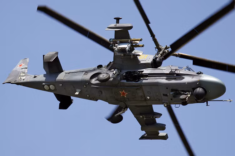 Kotz nhận định, “Ka-52K không cần phải tiếp cận vào khu vực tác chiến của đối phương có thể đánh trả và nó chỉ cần đứng từ xa để tung đòn tấn công bất ngờ. Ka-52K thực sự đã biến đổi từ một cỗ xe tăng bay trên Ka-52 sang thành xạ thủ bắn tỉa theo đúng nghĩa,”. Nguồn ảnh: komotoz.ru.