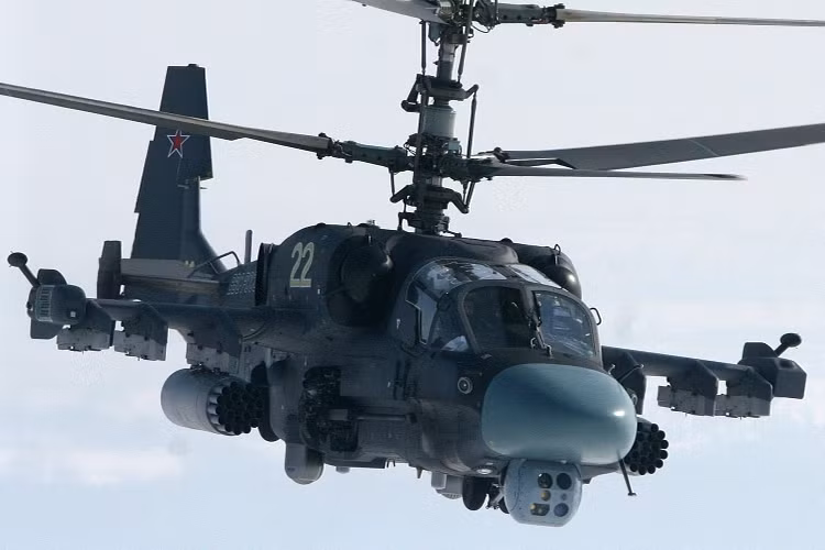 Theo chuyên gia phân tích quân sự Andrey Kotz đánh giá về Ka-52K, biến thể hải quân của Ka-52 được thiết kế lại một phần khung thân giúp nâng cao khả năng sống sót của phi hành đoàn trong trường hợp khẩn cấp, cũng như cho phép nó hoạt động ở môi trường biển có độ ăn mòn cao. Thiết kế kính buồng lái cũng được thay đổi giúp phi công có tầm quan sát rộng hơn kết hợp với đó là hệ thống thoát khí mới. Nguồn ảnh: Warships.