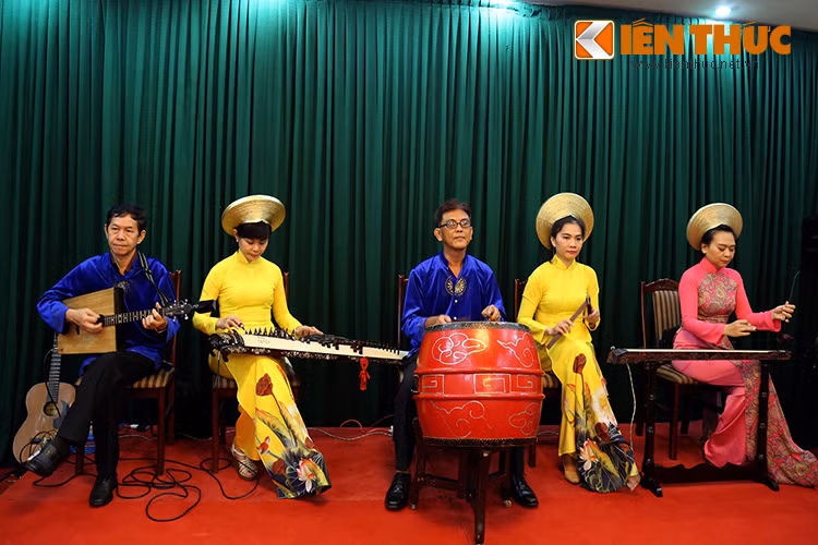 Ban nhạc dân tộc biểu diễn tại buổi giao lưu văn nghệ của Hải quân 2 nước Việt Nam – Indonesia.