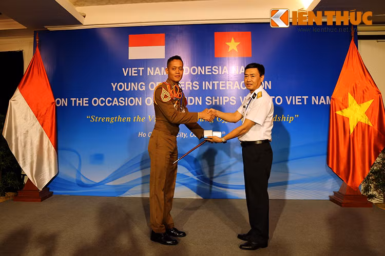 Đại tá Bùi Trung Tấn, Trưởng phòng đối ngoại Hải quân Việt Nam trao quà lưu niệm cho học viên sĩ quan Indoesia.