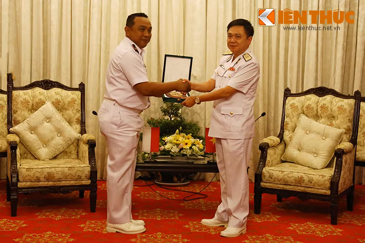 Chuẩn Đô đốc Đỗ Minh Thái, Phó Tham Mưu trưởng Hải quân Việt Nam (bên phải) tặng biểu trưng Hải quân Việt Nam cho trưởng đoàn Hải quân Indonesia.