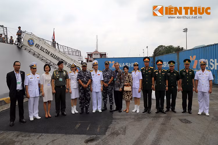 Tham gia lễ đón có đại biểu Sở Ngoại vụ Thành phố Hồ Chí Minh, Cục Đối ngoại /Bộ Quốc phòng, Bộ Tư lệnh Quân khu 7, Bộ Chỉ huy Bộ đội Biên phòng Thành phố Hồ Chí Minh và một số cơ quan thuộc Quân chủng Hải quân. Ảnh: Các đại biểu chụp ảnh lưu niệm tại cầu cảng.