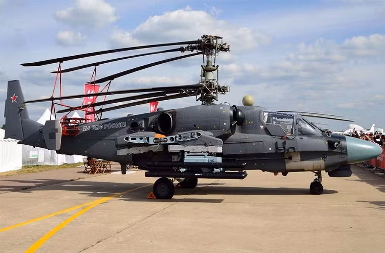 Ban đầu biến thể hải quân Ka-52 này được phát triển để trang bị trên các tàu đổ bộ trực thăng Mistral của Pháp được Nga đặt mua từ năm 2010. Thiết kế của Ka-52K cũng được tiêu chuẩn hóa cho tác chiến trên biển với phần cánh quạt nâng đồng trục có thể gấp gọn lại được, hệ thống hổ trợ sự sống dành cho phi hành đoàn và hệ thống điều khiển hỏa lực đặc biệt phù hợp cho nhiệm vụ tác chiến chống hạm. Nguồn ảnh: bastion-karpenko.