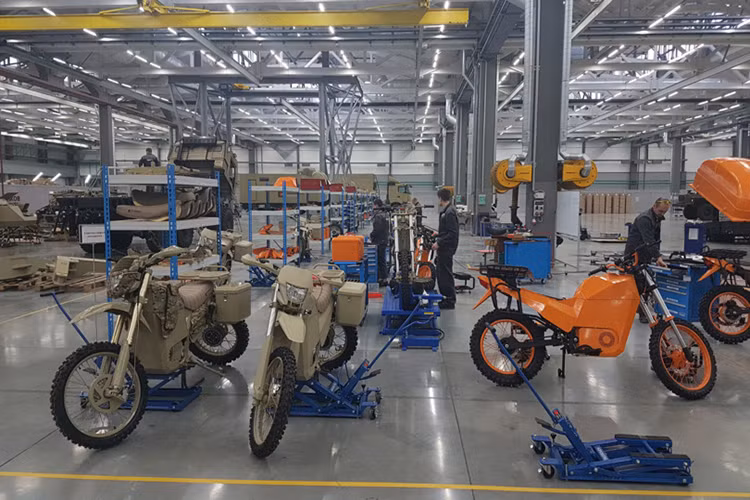 Thiết kế của IZh thật sự không có điểm gì nổi bật, một phần do nó được chế tạo sử dụng cho mục đích quân sự, còn điểm khiến người ta chú ý nhất tới IZh vẫn là hệ thống động cơ điện của dòng moto đặc biệt này. Nguồn ảnh: Kalashnikov.