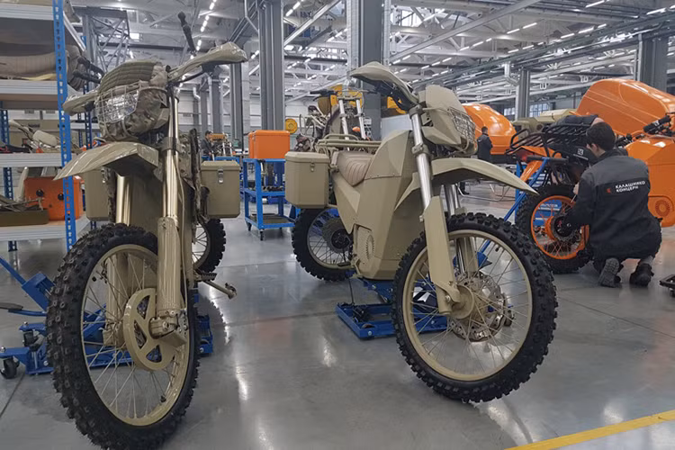 Về cơ bản IZh là một mẫu moto chạy điện vượt địa được thiết kế dành cho các đơn vị tác chiến đặc biệt hoặc lực lượng an ninh và không có biến thể dân sự. IZh được xem là bước tiến mới của Kalashnikov trong việc phát triển và chế tạo các loạt phương tiện quân sự đặc biệt dành cho Quân đội Nga từ tàu tuần tra, máy bay không người lái, xe bọc thép cho đến cả một chiếc moto như IZh. Nguồn ảnh: Kalashnikov.