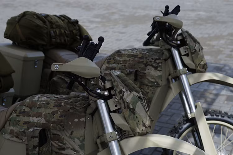 Một góc ảnh khác về phần đầu xe của IZh trong một triển lãm thiết bị riêng của Kalashnikov. Bên cạnh tính năng đặc biệt cho phép lái xe hoạt động ban đêm IZh cũng được tích hợp sẵn hệ thống định vị vệ tinh và dẫn đường bản đồ số. Nguồn ảnh: Kalashnikov.