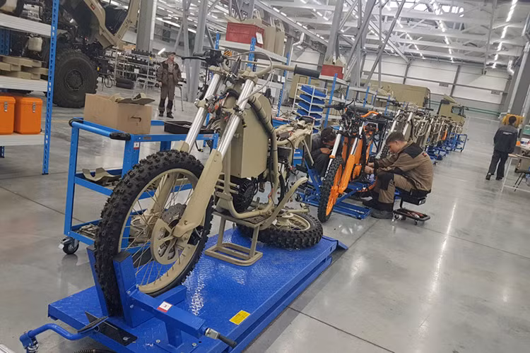 Bản thân cái tên IZh cũng được Tập đoàn Kalashnikov lấy ý tưởng từ dòng xe moto phân khối lớn “IZh” do Liên Xô chế tạo trước đây, tuy nhiên ở thời điểm hiện tại “IZh” đã không còn tồn tại khi dây chuyền sản xuất cuối cùng của dòng moto này ngưng hoạt động vào năm 2008. Nay Kalashnikov lại cho tái sinh lại “Izh” với thiết kế và công năng hoàn toàn mới. Nguồn ảnh: Kalashnikov.