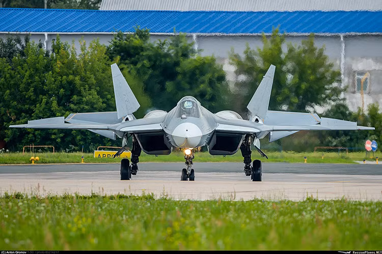 Hãng thông tấn TASS dẫn thông cáo báo chí của Rosoboronexport cho biết, Nga và Ấn Độ sẽ tiếp tục phát triển chương trình chế tạo máy bay chiến đấu thế hệ thứ 5 FGFA (Fifth Generation Fighter) chung giữa hai nước, sau một thời gian ngắn gián đoạn. Và Rosoboronexport (Tập đoàn xuất nhập khẩu vũ khí nhà nước của Nga) sẽ là đại diện của Nga trong chương trình FGFA. Nguồn ảnh: militaryparitet.com.