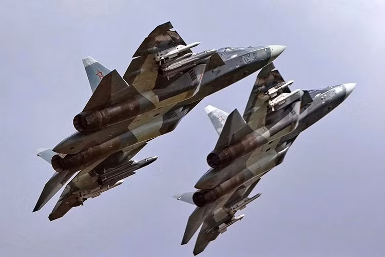 Hiện vẫn chưa có thông tin chính thức về cụ thể Không quân Nga sẽ đặt hàng bao nhiêu chiếc Su-57. Tuy nhiên, các chuyên gia ước tính Nga sẽ lắp ráp chừng 1.000 chiếc để trang bị cho không quân cũng như phục vụ xuất khẩu. Dự kiến trong giai đoạn từ năm 2018-2019, Không quân Nga sẽ chính thức biên chế những chiếc Su-57 đầu tiên. Nguồn ảnh: Pikabu.