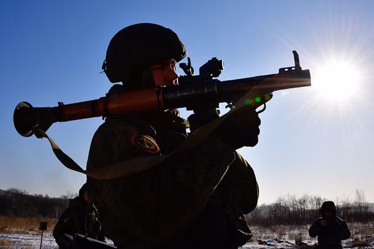 Theo TASS đưa tin cho hay, Moscow và Manila đã ký kết một hợp đồng cung cấp súng chống tăng RPG-7B cùng đạn dược do Nga sản xuất cho Quân đội Philippines. Và đây là lần đầu tiên Philippines đặt mua vũ khí từ Nga thậm chí là với số lượng lớn. Nguồn ảnh: TASS.
