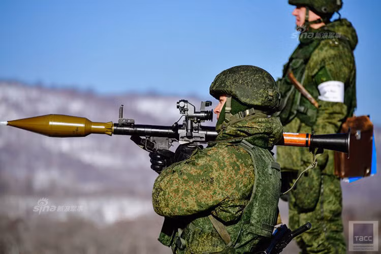 Súng chống tăng RPG-7 do Cục thiết kế Bazalt phát triển cho Quân đội Liên Xô từ năm 1961. Đây được coi là vũ khí chống tăng cá nhân huyền thoại của các huyền thoại trong lịch sử thế giới với 9 triệu khẩu được chế tạo, sử dụng chiến đấu suốt từ những năm 1960 đến tận hôm nay.