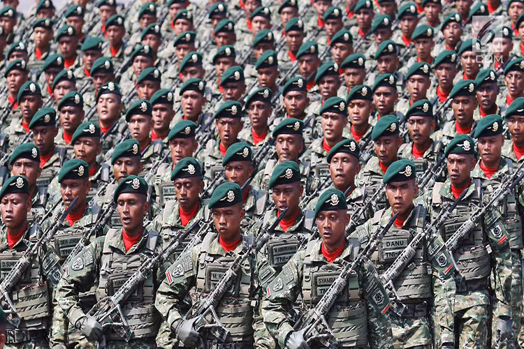 Như mọi năm, lễ duyệt binh năm nay của Quân đội Indonesia được tổ chức tại bến cảng Cilegon Indah Kiat ở tỉnh Banten, cực Tây đảo Java. Dù có quy mô không lớn bằng các năm trước đó nhưng lễ duyệt binh năm nay của Quân đội Indonesia lại khá đặc biệt bởi các loại vũ khí lần đầu tiên được Indonesia giới. Nguồn ảnh: liputan6.