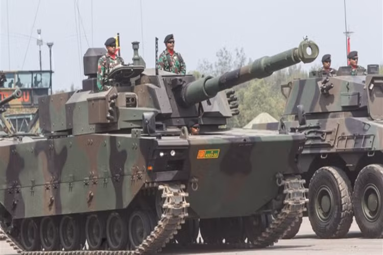 Lễ duyệt binh năm nay Quân đội Indonesia cho ra mắt khá nhiều trang thiết bị quân sự mới do nước này tự chế tạo, nổi bật nhất trong số đó là xe tăng chiến đấu hạng trung Black Tiger, Indonesia dự tính sẽ sớm đưa vào trang bị 100 xe tăng loại này trong tương lai gần. Nguồn ảnh: Poskota News.