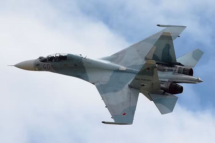 Vì quyết không lắp radar Irbis cho Su-30M2 mà vẫn chỉ trang bị cho nó loại N001VE-Pero - phiên bản nâng cấp từ N001VEP, khiến cho tính năng kỹ chiến thuật của Su-30M2 thua xa Su-30SM, thực tế cũng cho thấy Nga hiện tin dùng dòng Su-30SM hơn hẳn. Nguồn ảnh: Su-27 Flanker.