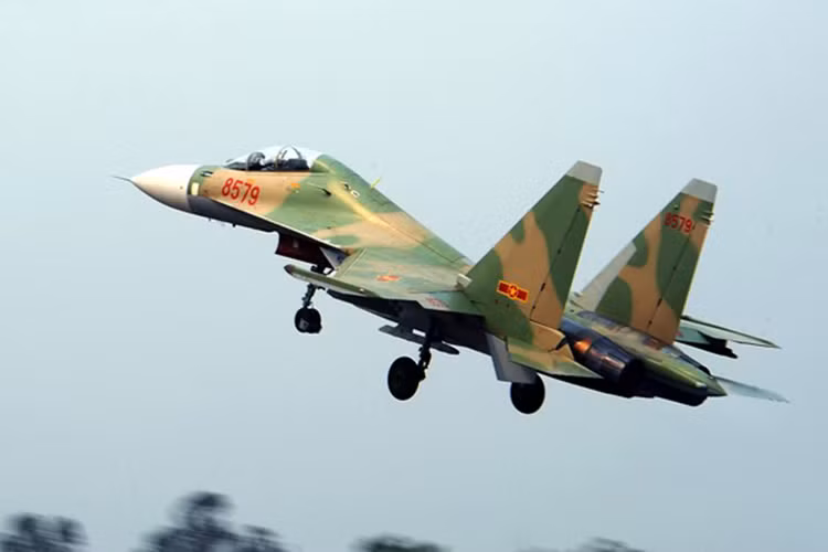 Tuy các dòng tiêm kích Su-27SK và Su-30MK2V đều là các dòng chiến đấu cơ hiện đại nhưng với phạm vi tác chiến quá lớn ít nhiều cũng ảnh hưởng đến năng lực chiến đấu của các dòng máy bay này. Giải pháp hiệu quả nhất để khắc phục tình trạng này trong thời gian ngắn nhất là mua thêm máy bay chiến đấu mới hoặc máy bay đã qua sử dụng nhưng có độ khấu hao thấp. Nguồn ảnh: baogiaothong.vn