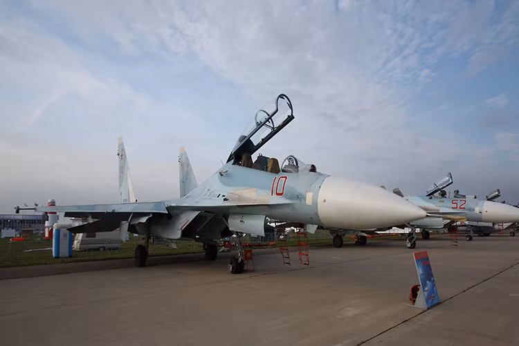 Bởi lý do trên mà Su-30M2 đang chủ yếu được sử dụng trong công tác huấn luyện phi công lái tiêm kích Su-27SM3 hay Su-35S, nó bất đắc dĩ trở thành món hàng "bỏ thì thương mà vương thì tội" đối với Không quân Nga. Nguồn ảnh: Wikimedia.