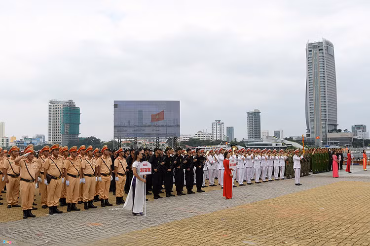 Ngày 22/10, tại TP Đà Nẵng, Tiểu ban An ninh và Y tế APEC phối hợp với các ban, ngành Trung ương, UBND TP Đà Nẵng tổ chức diễn tập phương án bảo vệ APEC 2017. Tham dự buổi diễn tập có hơn 2.000 cán bộ, chiến sĩ thuộc các lực lượng công an, quân đội, y tế và các Sở, ngành của TP Đà Nẵng. Trung tướng Phạm Quốc Cương, Tư lệnh Bộ Tư lệnh Cảnh sát cơ động điều hành buổi tổng duyệt.