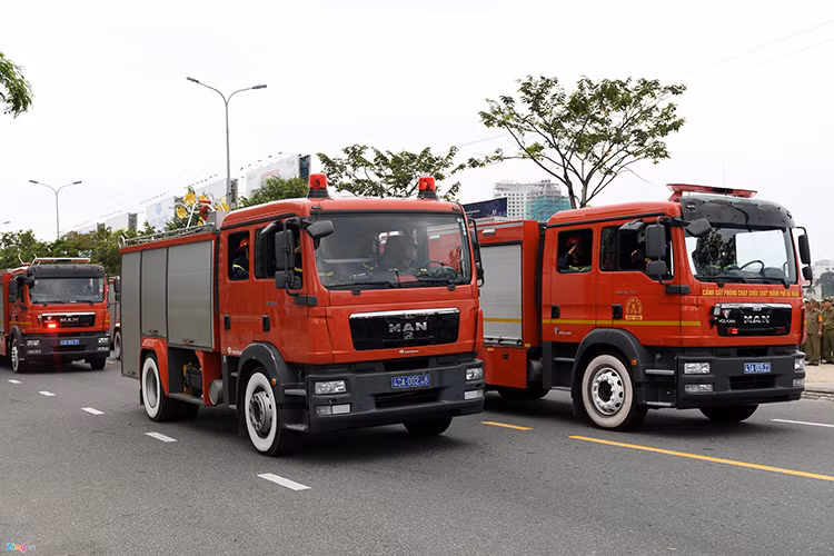Dàn xe cứu hoả chuyên dụng của Sở Cảnh sát PCCC Đà Nẵng tham gia diễu hành và diễn tập.