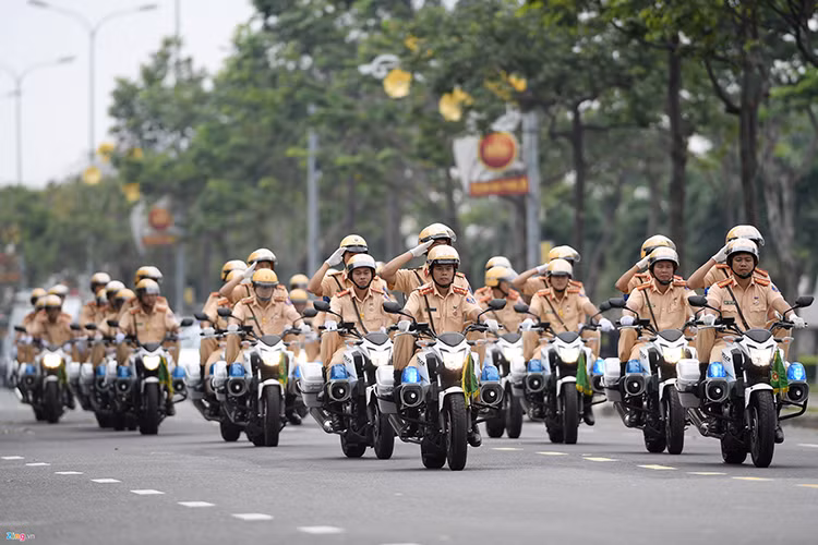 Bắt đầu buổi tổng duyệt là phần diễu hành phương tiện, biểu dương lực lượng của khối Cảnh sát giao thông (CSGT). Ngoài lực lượng CSGT Đà Nẵng, Bộ Công an còn huy động các chiến sĩ thuộc CSGT Hà Nội, TP.HCM cùng 60 tỉnh, thành còn lại tham gia.