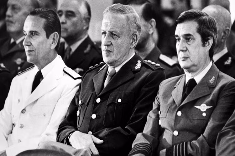 Ngoài ra, Argentina là một trong hai quốc gia khi đó không tham gia vào lệnh cấm vận đối với Moscow sau nước này đưa quân vào Afghanistan. Vì vậy, giúp Argentina chống lại Anh cũng là cơ hội cho Liên Xô tỏ rõ lập trường của mình trong vấn đề này, dĩ nhiên họ không muốn công khai chuyện này mà chỉ đứng sau hổ trợ. Trong ảnh là Tổng thống Leopoldo Galtieri chính quyền quân sự Argentina, người khơi mào cuộc chiến Falkland. Nguồn ảnh: amazonaws.com