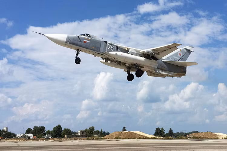 Mặc dù khả năng Nga thay thế phi đội tiêm kích bom Su-24M2 đang tham chiến tại Syria bằng một dòng chiến đấu cơ khác là cực kỳ thấp, tuy nhiên điều này không phải là không có khả năng xảy ra. Nhất là trong giai đoạn chiến sự nước rút hiện tại, lực lượng vũ trang Nga tại Syria cần tập trung sức mạnh để quét sạch hoàn toàn phiến quân IS ở miền đông Syria. Nguồn ảnh: RT.