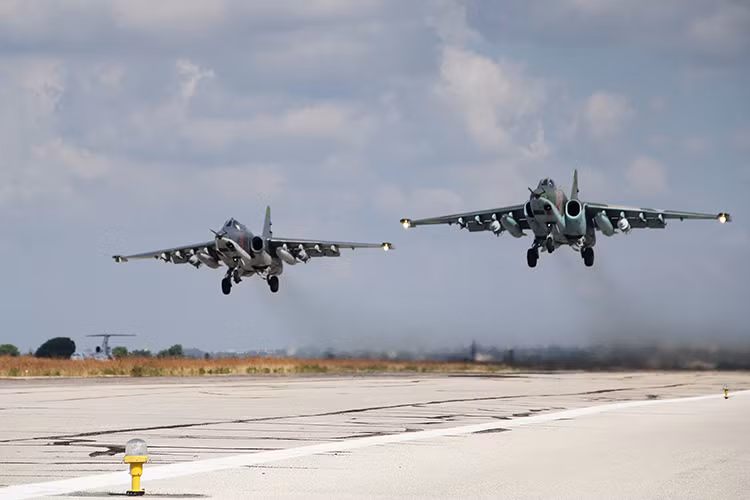 Cái tên cuối cùng được nhắc đến chính là cường kích Su-25, một trong những trợ thủ đắc lực của Su-24M2 trong chiến dịch không kích của Nga ở Syria, dù không phải là một lựa chọn tốt nếu không muốn nói là tồi thì khả năng Su-25 thay thế Su-24M2 vẫn có thể xảy ra khi nó là một dòng chiến đấu cơ chuyên tấn công mặt đất. Nguồn ảnh: Sputnik.