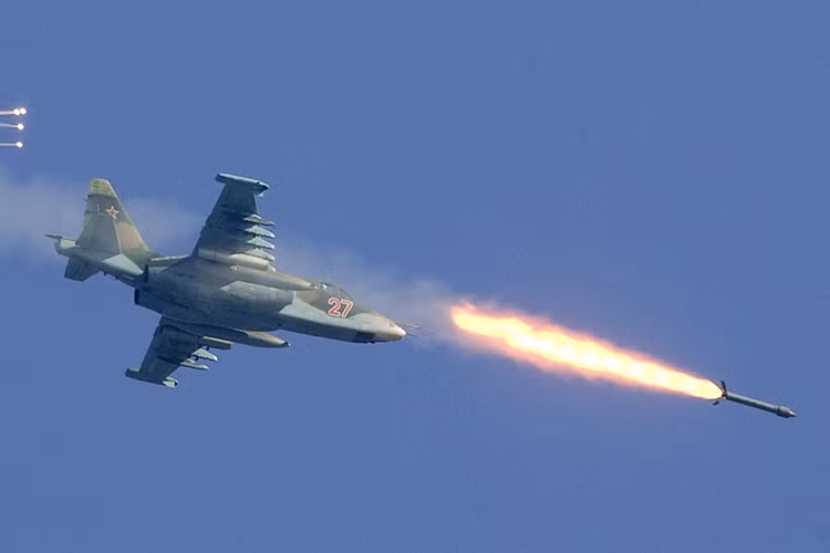 Do được thiết kế dành cho nhiệm vụ tấn công mặt đất nên kho vũ khí của Su-25 khá đa dạng, nó có khả năng mang theo 4,4 tấn vũ khí các loại với 11 giá treo vũ khí đa phần là bom thông dụng và rocket, bên cạnh đó Su-25 có thể được tích hợp thêm cả tên lửa đất đối không. Nguồn ảnh: Financial Times.