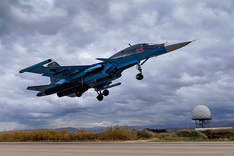 Cái tên chắc chắn sẽ được nhắc đến đầu tiên sẽ là tiêm kích bom Sukhoi Su-34 người kế nhiệm của Su-24, bản thân Su-34 cũng đang được Không quân Nga triển khai ở Syria nhưng chỉ với số lượng hạn chế và nó chỉ tham gia các đợt không kích đặc biệt với các mục tiêu có “giá trị” lớn. Nguồn ảnh: Medium.