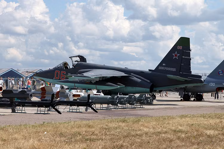Ngay từ giai đoạn đầu khi Nga tham chiến, Su-25 và Su-24M2 là hai dòng chiến đấu cơ đầu tiên của Không quân Nga xuất hiện tại Syria. Bộ đôi này hoạt động liên tục cùng nhau cho đến tận thời điểm hiện tại, về quân số Su-25 của Nga thì số lượng của chúng khá đông đảo lên đến hàng trăm chiếc nhưng với biến thể Su-25SM chỉ khoảng hơn 60 chiếc. Nguồn ảnh: Wikiwand.