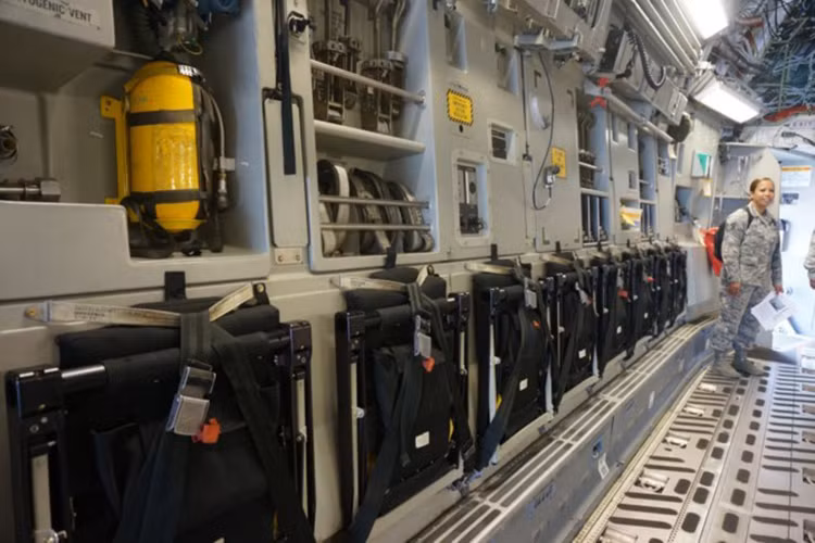 C-17 dài 53m, cao 16,79m, sải cánh 51,75m. Máy bay này chạy bằng 4 động cơ F117-PW-100, loại động cơ đang được sử dụng cho máy bay Boeing 757. C-17 có khả năng vận chuyển binh lính và mọi loại hàng hóa một cách nhanh chóng đến các căn cứ chính hoặc vận chuyển trực tiếp đến các căn cứ ở khu vực triển khai.