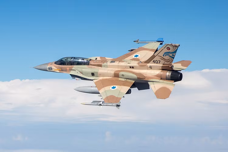 Tính từ đầu năm cho tới nay, Quân đội chính phủ Syria đã có ít nhất bốn lần sử dụng tên lửa S-200 để đánh chặn các chiến đấu cơ của Israel, các đợt đánh chặn này đều được thực hiện bên trong lãnh thổ Syria, trong số đó có 1 quả S-200 bị tổ hợp Arrow-3 bắn hạ. Trong ảnh là tiêm kích F-16 của Không quân Israel. Nguồn ảnh: The Aviationist.