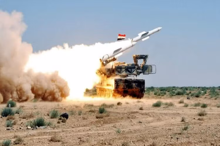 Để tránh lặp lại thất bại, phòng không Syria cần mạnh dạn tung vào trận các tổ hợp Buk-M2E hoặc Pantsir-SA tối tân hơn. Đây đều là các loại tên lửa đất đối không có thể đánh tầm thấp đi kèm độ cơ động cực tốt. Nguồn ảnh: SouthFront.