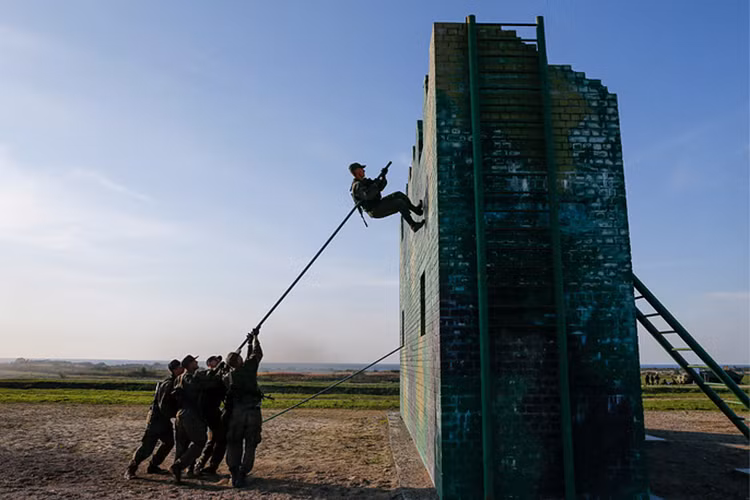 Tình huống được đưa ra trong đợt diễn tập này là vùng lãnh thổ Kaliningrad bị các tay súng “phiến quân IS” bất ngờ tấn công chiếm giữ nhiều vị trí quan trọng tại Kaliningrad, và nhiệm vụ của HQĐB Nga là chiếm lại các vị trí này và duy trì an ninh lãnh thổ trong điều kiện thời chiến. Nguồn ảnh: Tass.