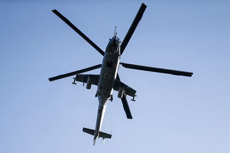 Trong khi đó trên bầu trời là hổ trợ của trực thăng tấn công Mi-24. Nguồn ảnh: Tass.