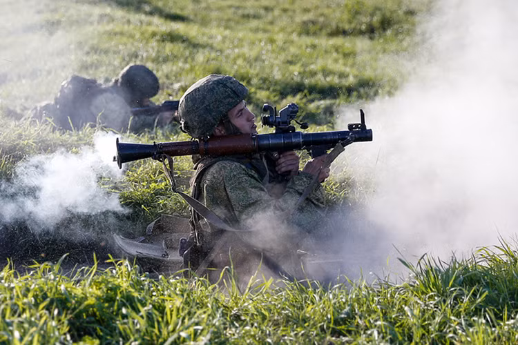 Hải quân Đánh bộ Nga với súng chống tăng RPG-7 tấn công một vị trí phòng thủ của “phiến quân IS”. Nguồn ảnh: Tass.