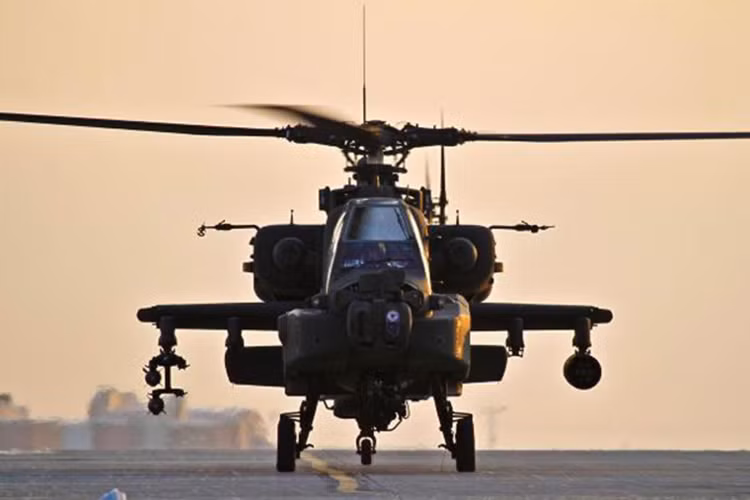 Các trực thăng AH-64 Apache có thể nhận diện bộ binh, không quân và nhà cửa xung quanh bằng hệ thống radar chỉ thị mục tiêu AN/APG-78 được gắn trên nóc trước mũi máy bay. Ảnh: military.