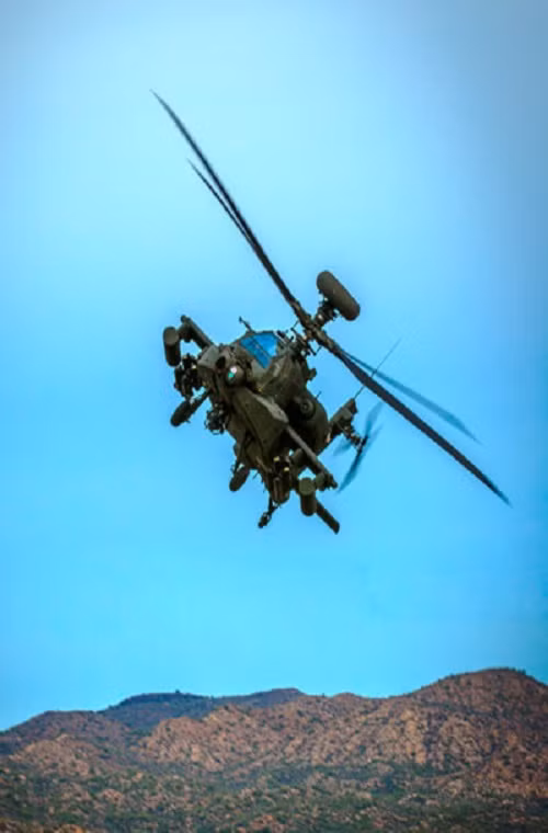 Bán kính chiến đấu của AH-64 Apache là 480 km, phạm vi hoạt động tối đa 1.900km, trần bay 6.400m. Ảnh: Boeing.